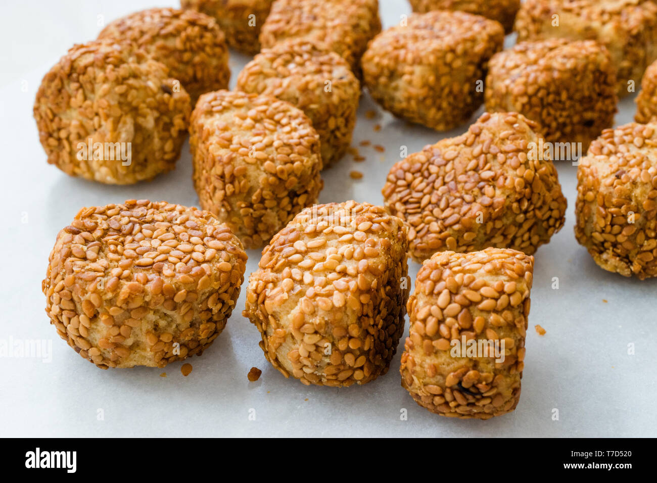 Türkische salzige Bäckerei Bagel Kugeln Kahke Simit mit Sesam/gesalzene Snacks. Traditionelle Snacks. Stockfoto