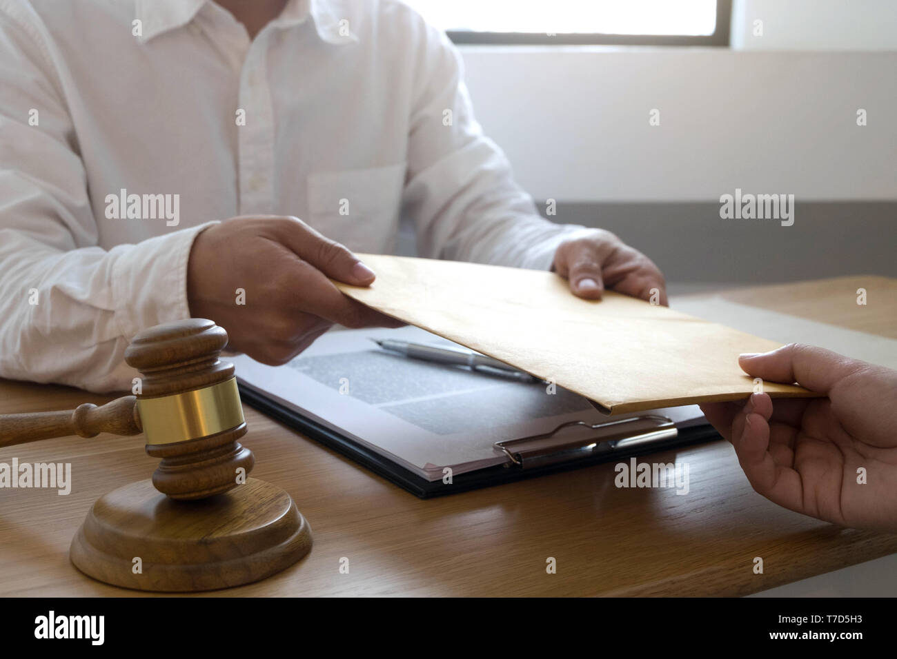 Rechtsanwalt senden Sie eine Vertragsunterlagen zu Client im Amt. Berater, Rechtsanwalt, Anwalt, Richter, Konzept. Stockfoto