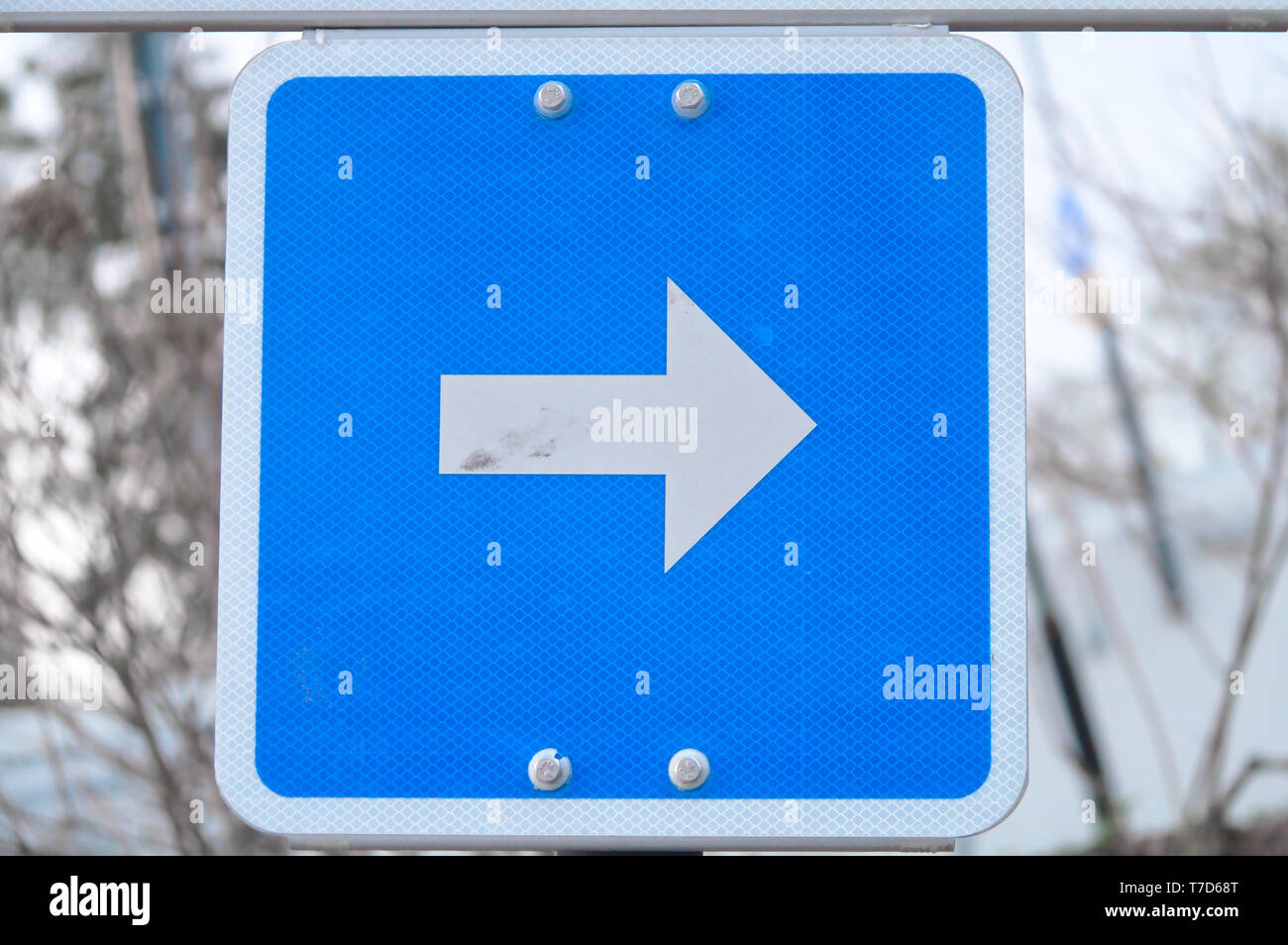 Blaues Schild mit weißem Pfeil nach links Stockfotografie - Alamy