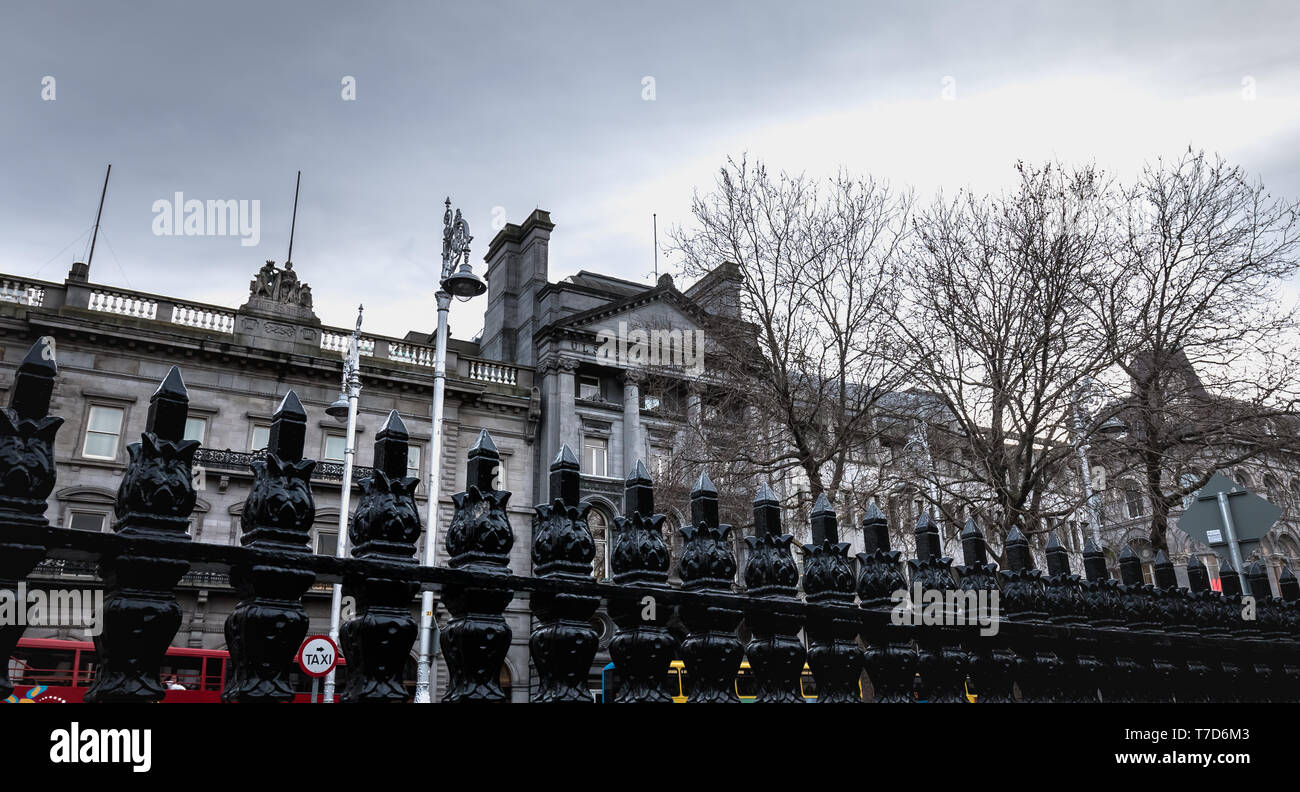 Dublin, Irland - 11. Februar 2019: architektonischen Details und Straße Atmosphäre vor der Ulster Bank Commercial Bank Gebäude im historischen c Stockfoto