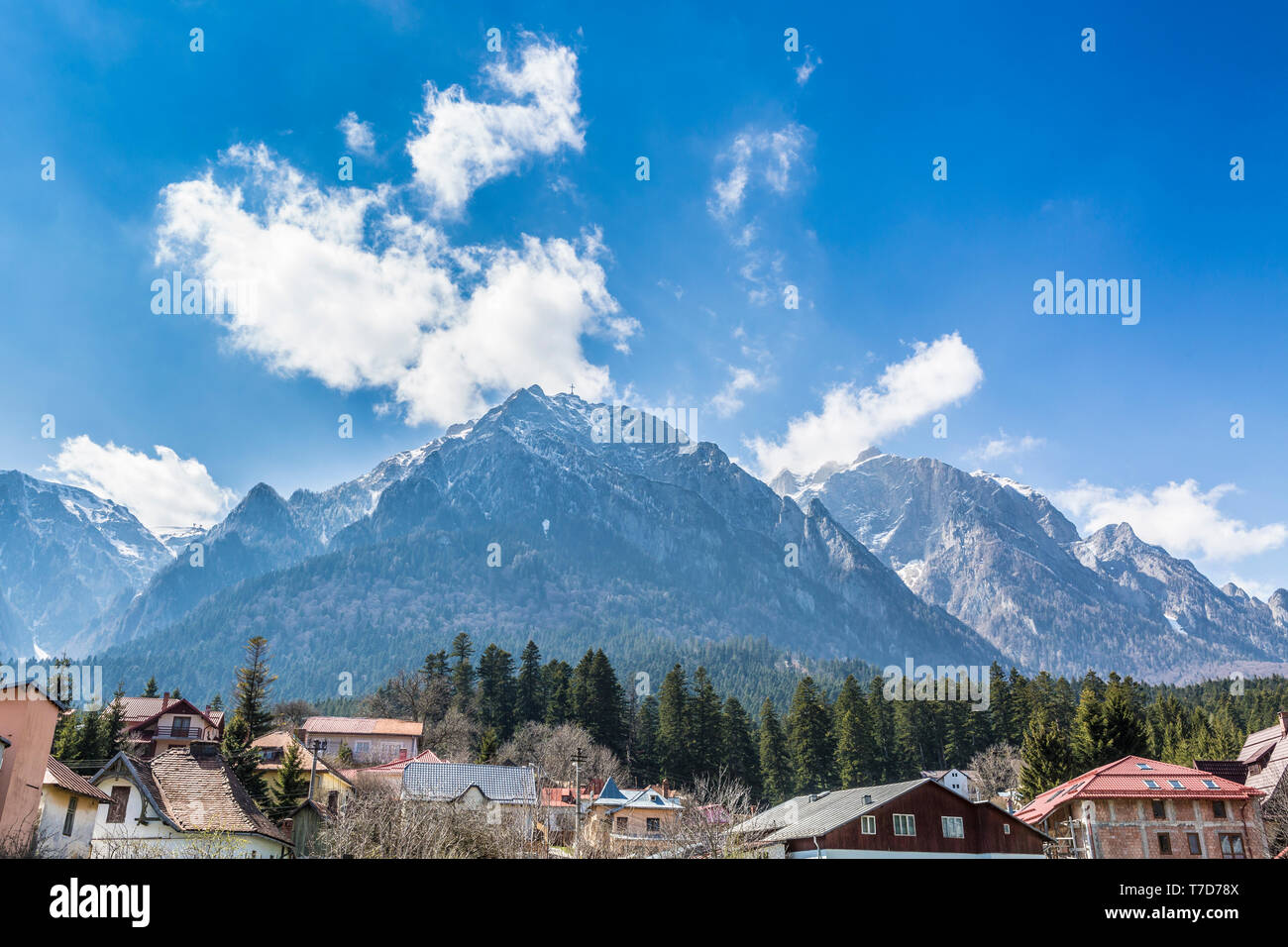 Blick auf rumänischen Häuser vor der Karpaten Gebirge Bucegi Nationalpark, Rumänien Stockfoto