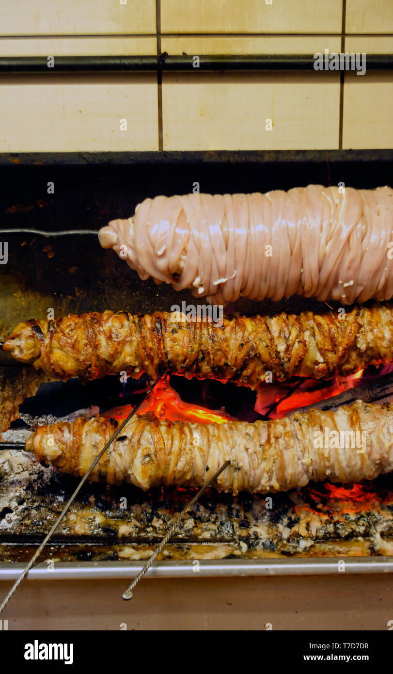 Berühmte Türkische Lebensmittel kokorech werden auf dem Grill zubereitet Stockfoto