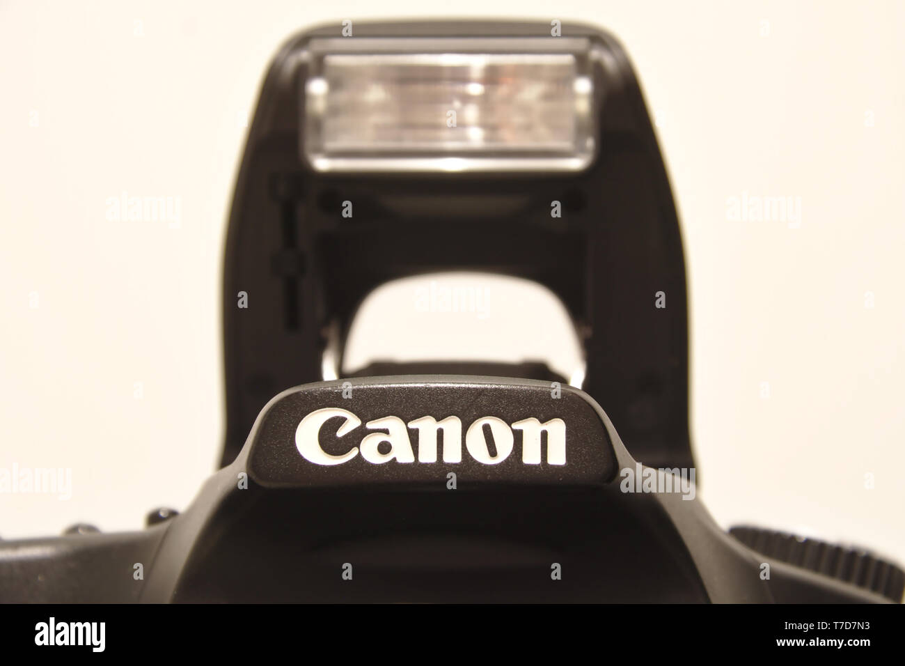 Canon Logo auf Canon EOS Kamera mit Pop-up-Blitz. Foto 05/2018 in Espoo, Finnland Stockfoto