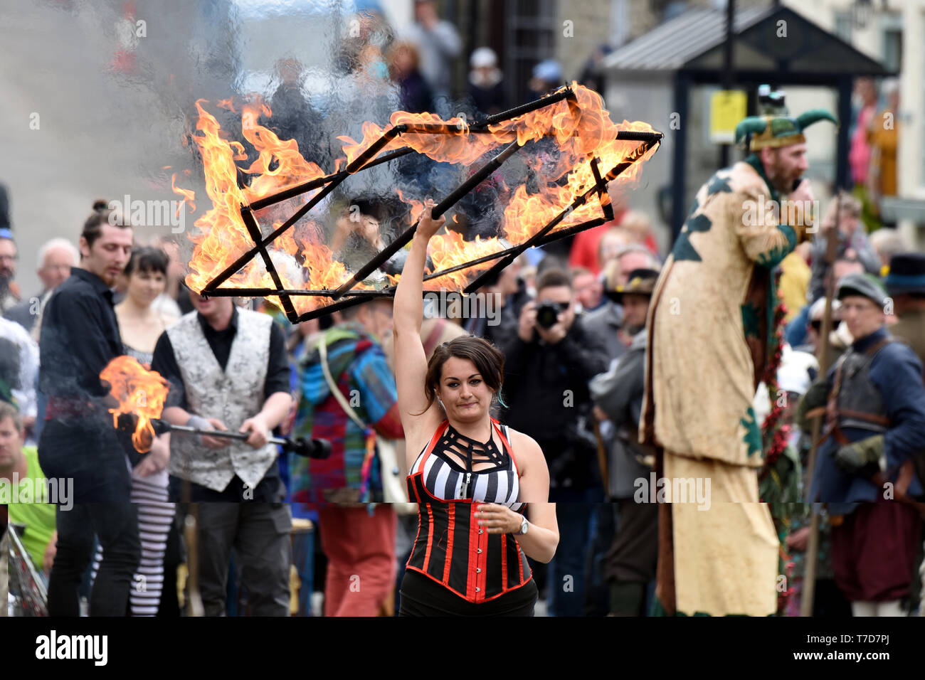 Weibliche Feuer Jongleur auf der Green Man Festival im Clun, Shropshire, England, Großbritannien 2019 Stockfoto