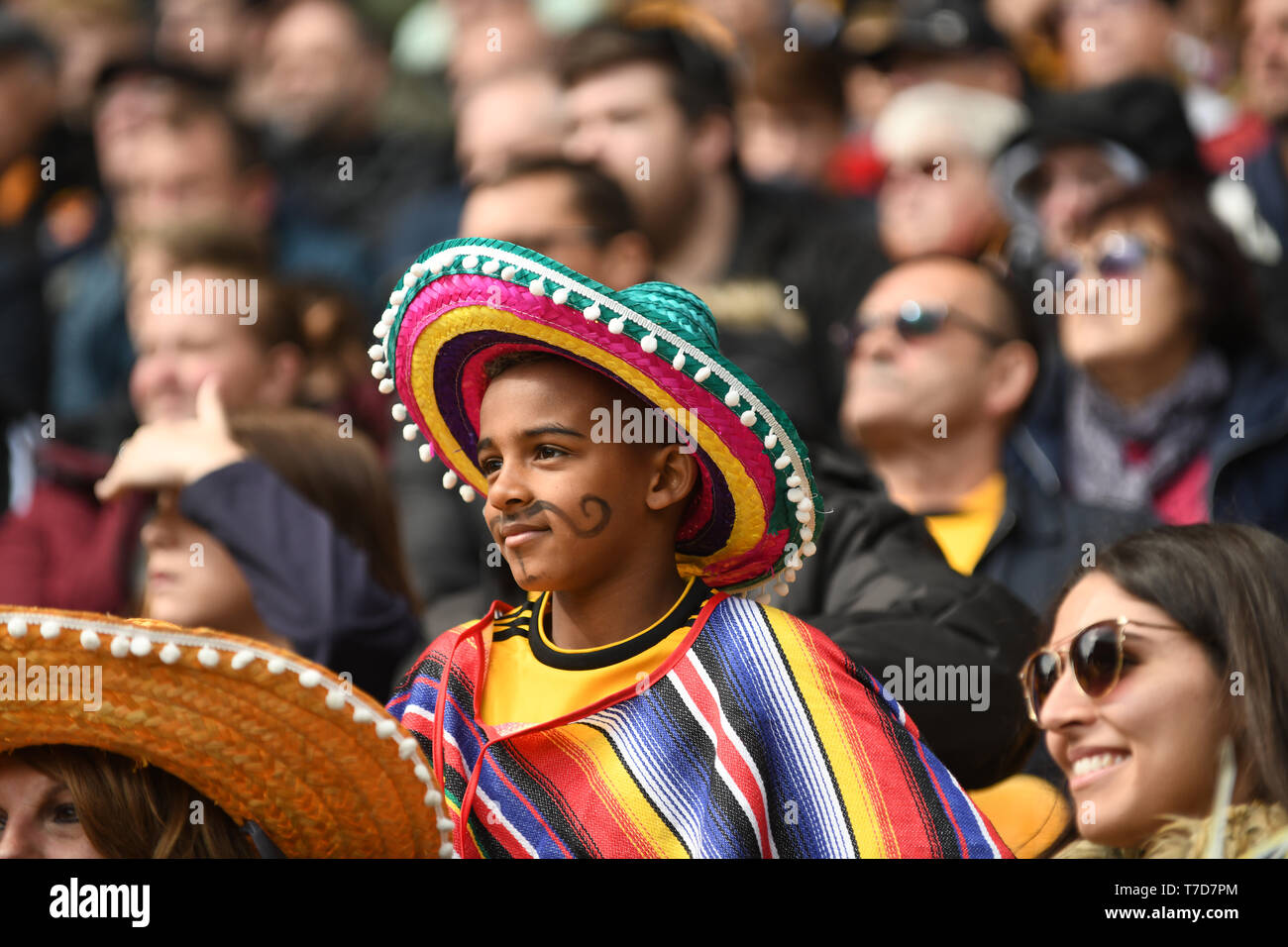 Jungen Fußball-Fan Anhänger tragen Mexican hat Großbritannien Großbritannien Stockfoto