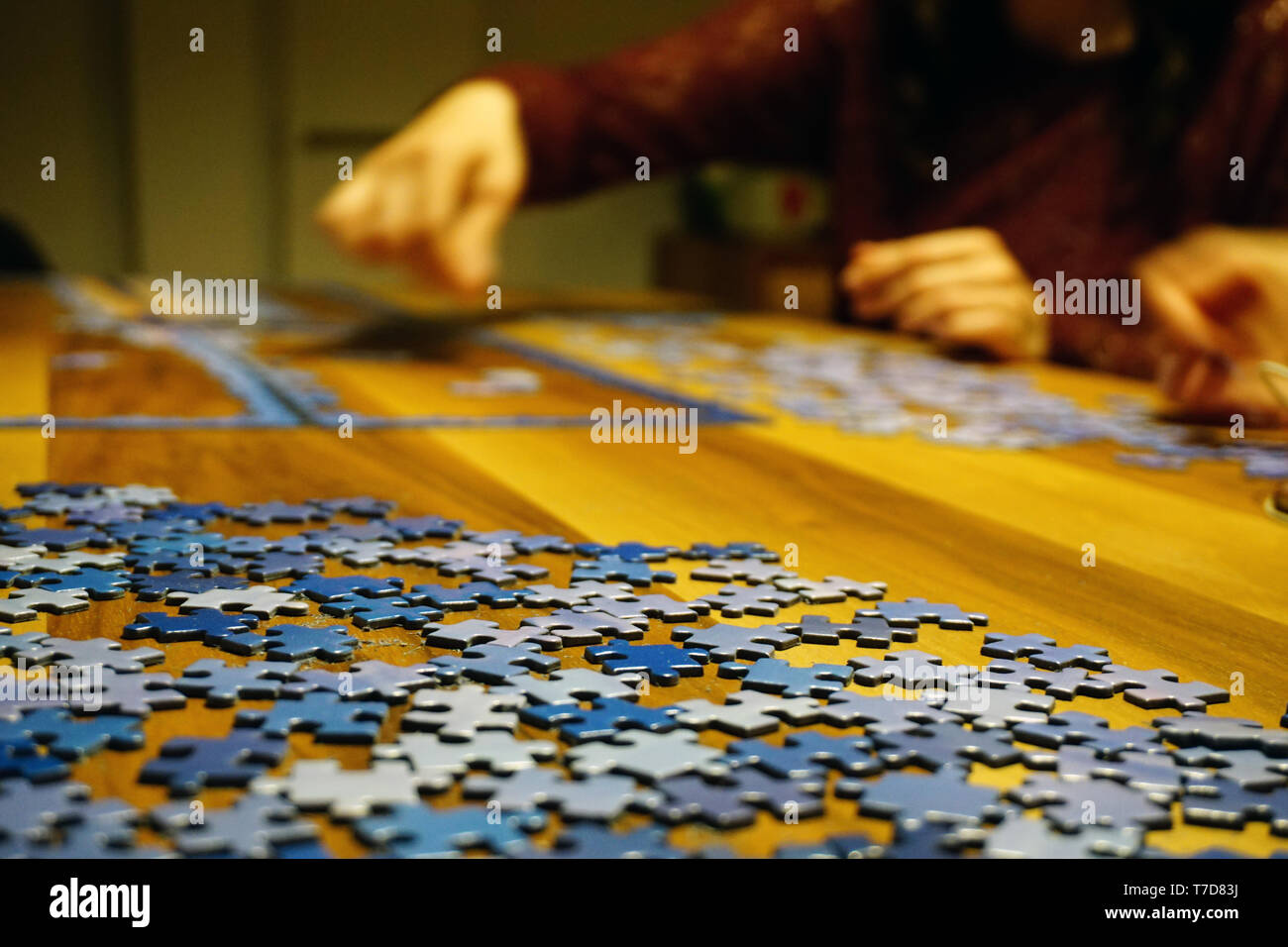 Das Puzzle zu Hause auf Holz- Hintergrund bokeh effect Nähe zu sehen. Stockfoto