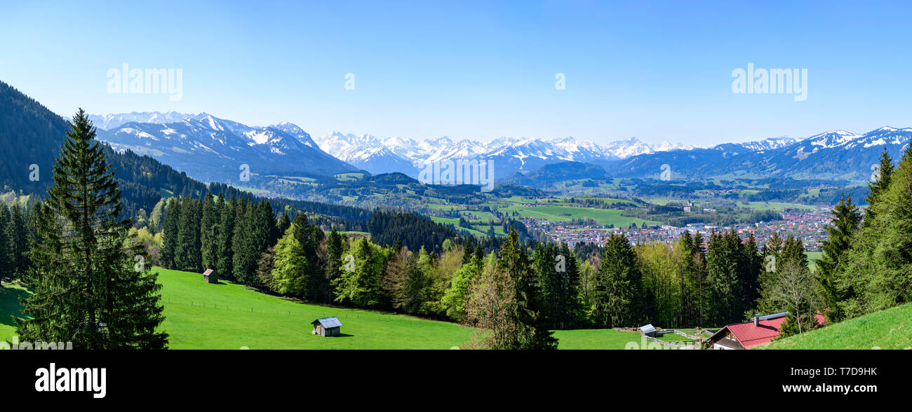 Frühling im oberen Allgäu mit beeindruckenden Blick auf Illertal Stockfoto
