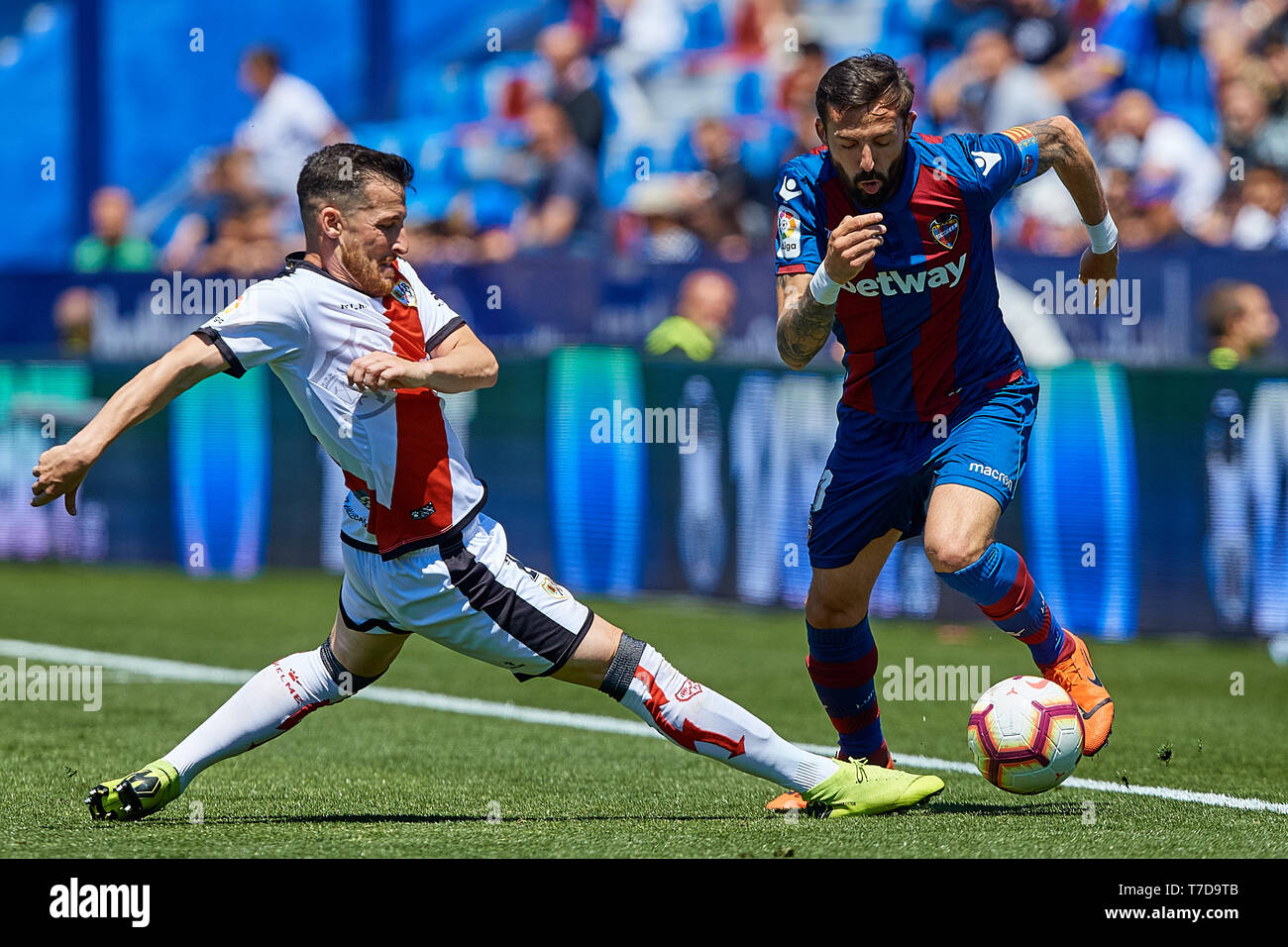 VALENCIA, Spanien - Mai 04: Tito von Rayo Vallecano de Madrid (L) konkurriert für die Kugel mit Jose Luis Morales Nogales von Levante UD während des La Liga Match zwischen Levante UD und Rayo Vallecano de Madrid im Ciutat de Valencia am 4. Mai 2019 in Valencia, Spanien. (Foto von David Aliaga/MB Medien) Stockfoto