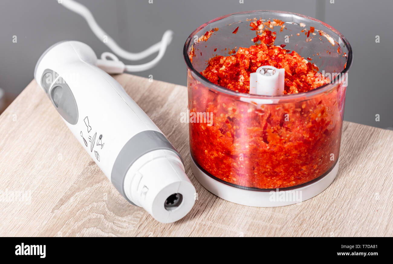 Hot Red Pepper in einen Mixer close-up auf dem Tisch Stockfoto