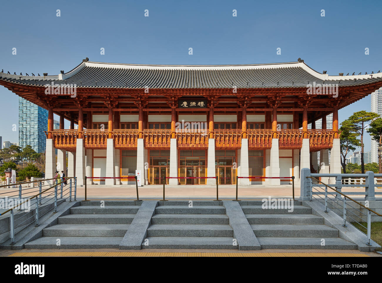 Traditionelle koreanische Architektur am Central Park Songdo im internationalen Geschäft Bezirk, Incheon, Südkorea Stockfoto