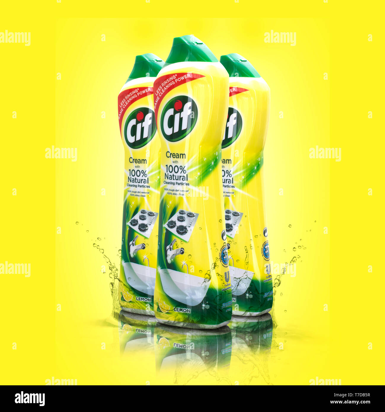 SWINDON, Großbritannien - 06.Mai 2019: Flasche Cif auf weißem Hintergrund Stockfoto
