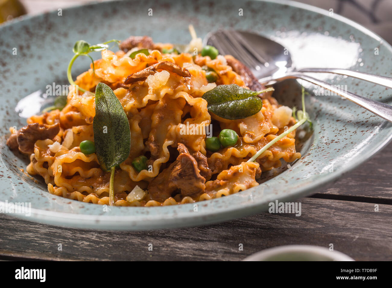Italienische Pasta mafalde Champignons Erbsen und Tomaten Sauce Stockfoto