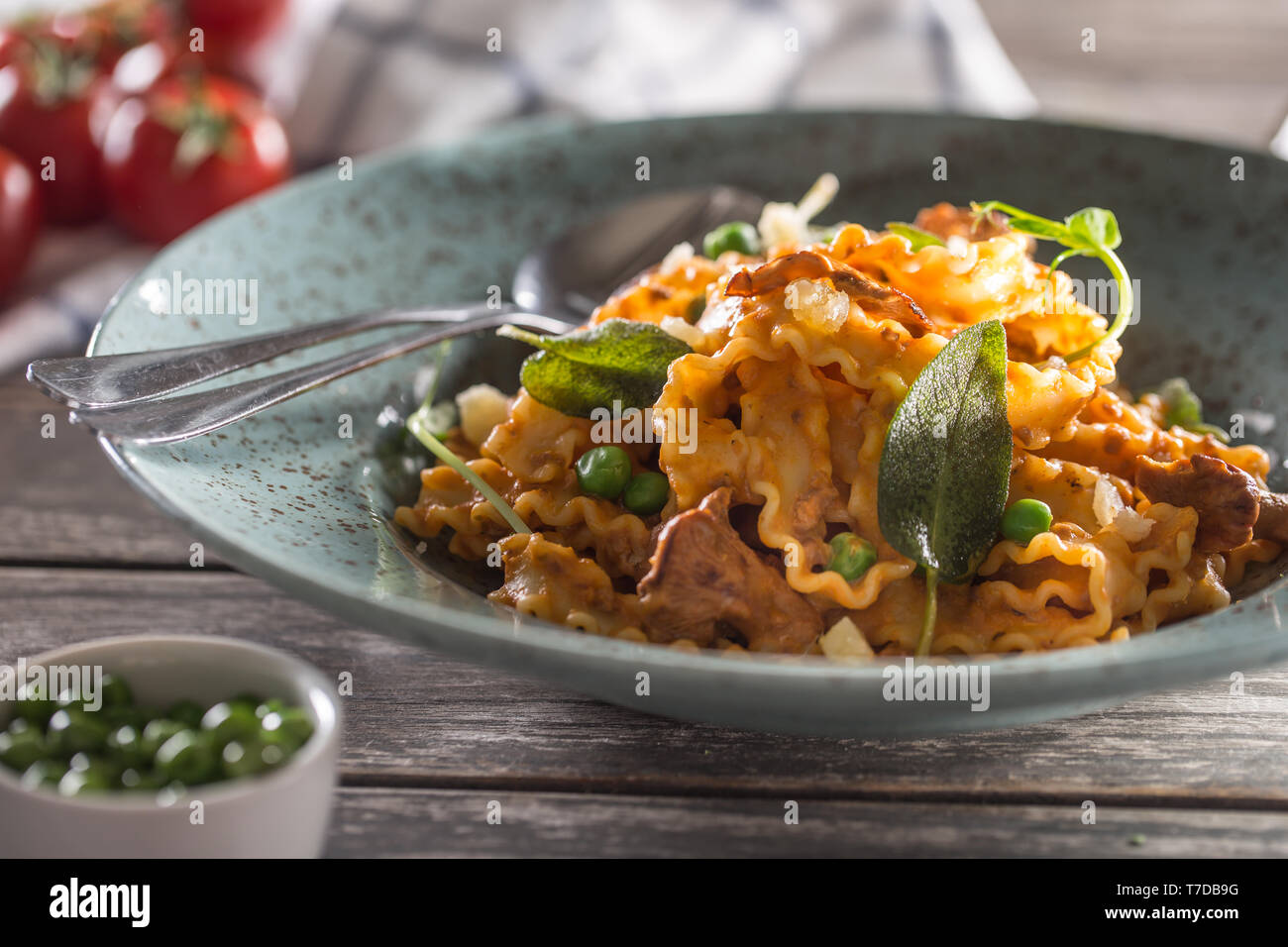 Italienische Pasta mafalde Champignons Erbsen und Tomaten Sauce Stockfoto