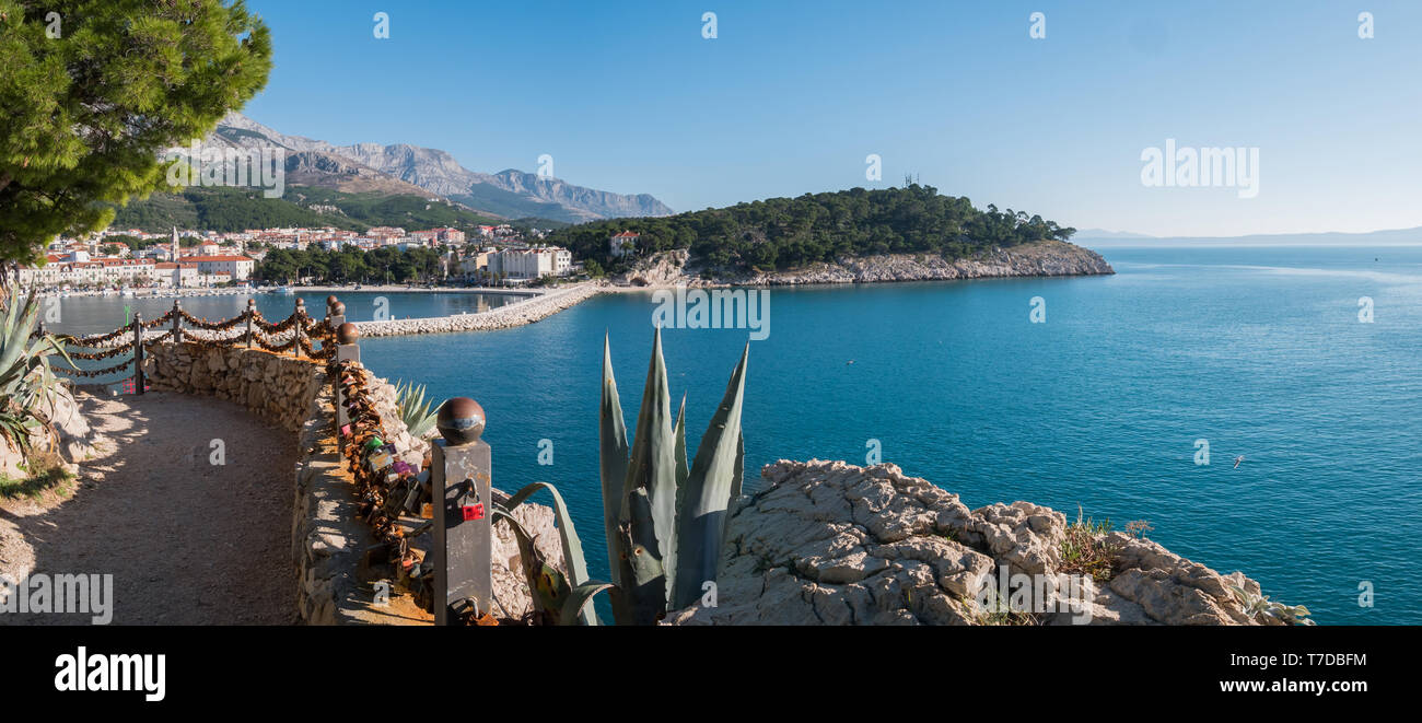 Makarska Stadt port Eingang und ruhigen blauen Meer auf der sonnigen Sommertag Stockfoto