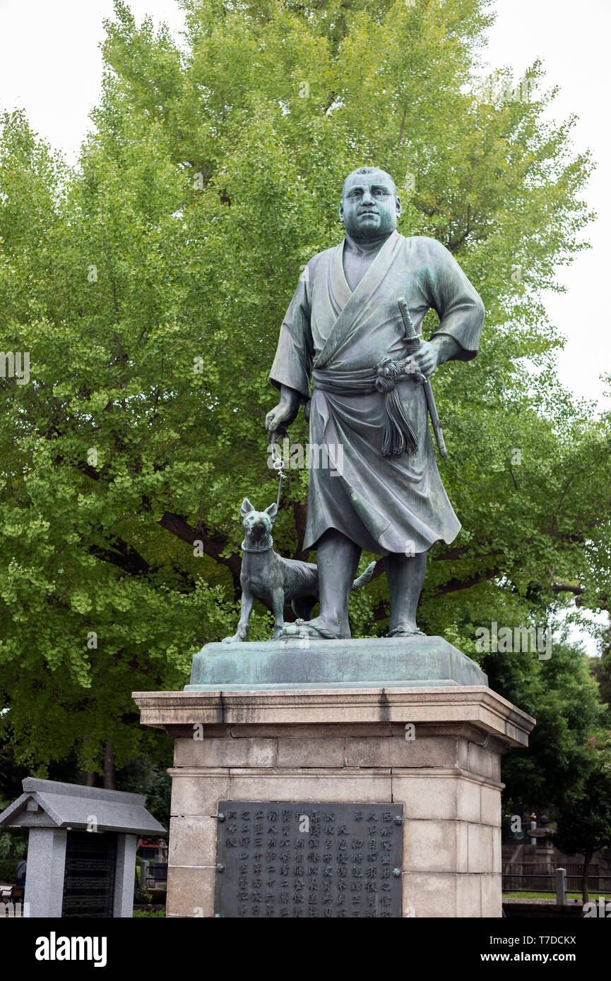 Statue von Saigo Takamori, genannt der letzte wahre Samurai in der Jagd Kleid mit seinem Hund gekleidet, in der Gegend von Ueno Park, Tokio, Japan. Stockfoto