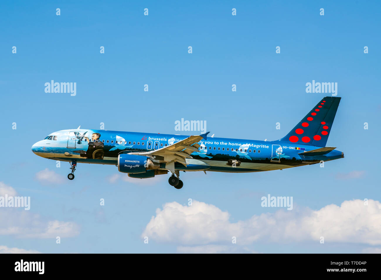 Brussels Airlines, Airbus A320 mit speziellen Magritte Lackierung, Flughafen Barcelona El Prat Barcelona, Katalonien, Spanien Stockfoto