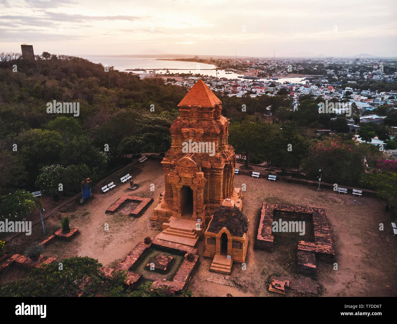 Windsurfer Surfen auf den Wellen der Wind in Gardasee, Freizeit Wassersport, Extremsport. Freizeit sportliche Aktivität. Gesunde, aktive Li Stockfoto