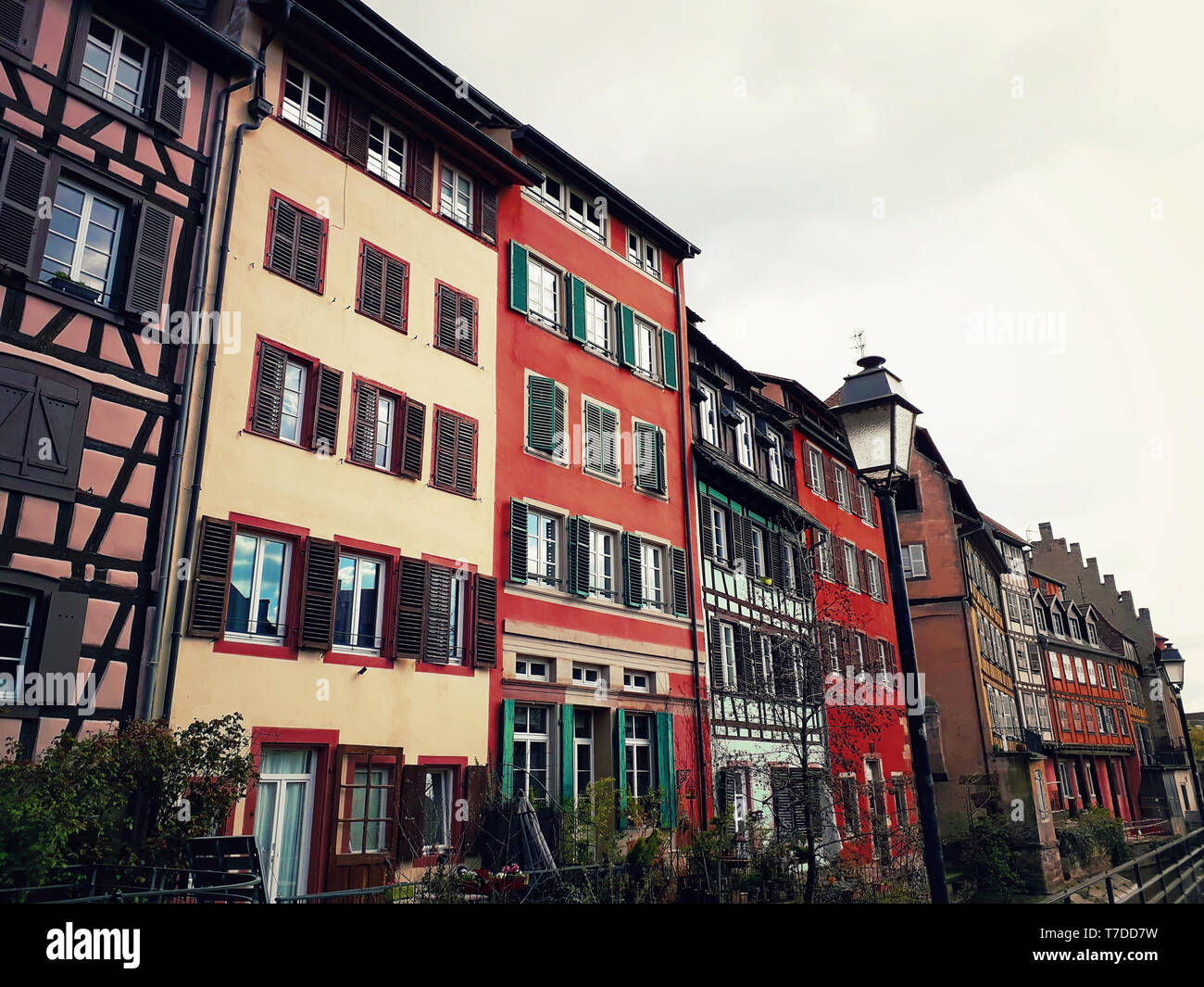 Farbenfrohe Gebäude aus Holz Fassade in der Altstadt von Straßburg, Frankreich, Elsass. Historische Stadt traditionellen Haus. Mittelalterlicher Architektur. Stockfoto