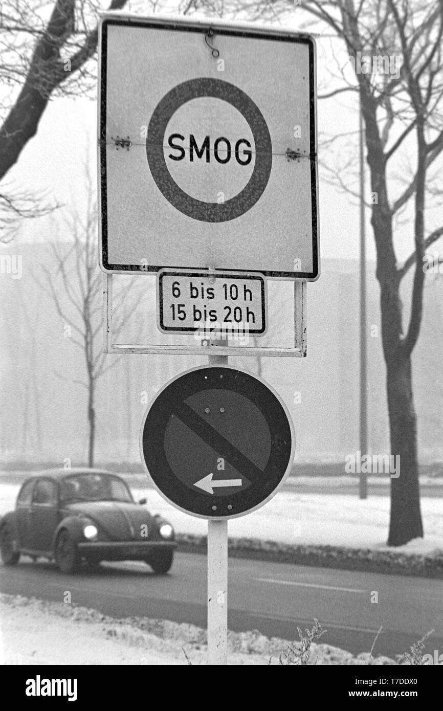 Dortmund, 18. Januar 1985. Smog Alarm im Ruhrgebiet. Zeichen verbietet die Ausfahrt auf die B 1 in der Innenstadt von Dortmund. In der Bundesrepublik Deutschland zum ersten Mal Smog Alarm der Stufe III genannt wird. Vor allem das westliche Ruhrgebiet ist betroffen. Stufe III der Smog Verordnung verhängt ein absolutes Fahrverbot privaten Autos. - - - Dortmund, 18. Januar 1985. Smog-Alarm im Ruhrgebiet. Schild verbietet die Ausfahrt an der B 1 in der Innenstadt von Dortmund. In der Bundesrepublik wird machen Smog-Alarm der Stufe III ausgerufen. Betroffen ist vor allem das westliche Ruhrgebie Stockfoto