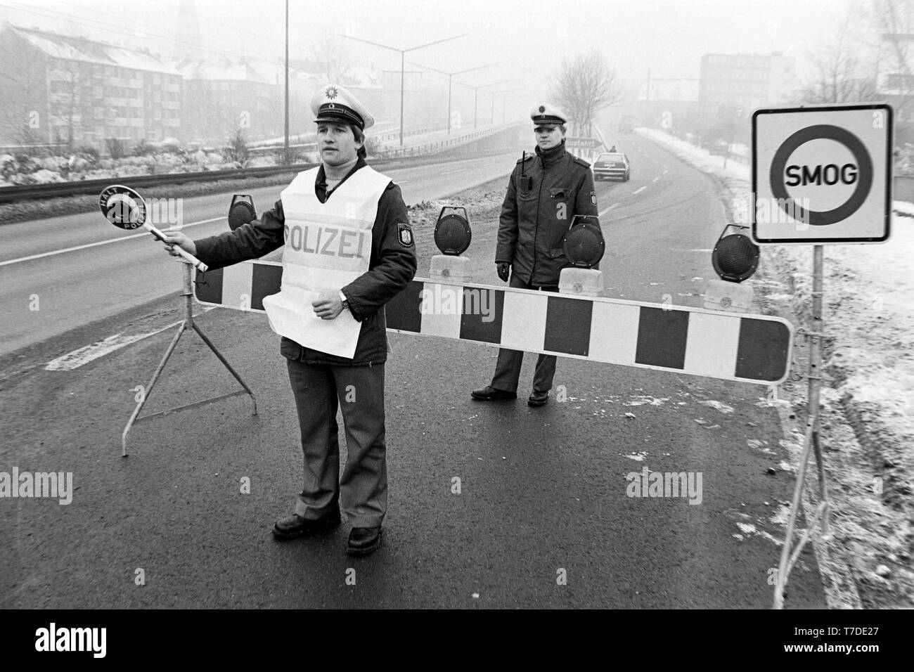 Essen, Deutschland, 18. Januar 1985. Smog Alarm im Ruhrgebiet. Autofahrer auf der B1 in die Stadt Essen dürfen nicht in die Stadt zu fahren. In der Bundesrepublik Deutschland zum ersten Mal Smog Alarm der Stufe III genannt wird. Vor allem das westliche Ruhrgebiet ist betroffen. Stufe III der Smog Verordnung verhängt ein absolutes Fahrverbot privaten Autos. - - - Essen, 18. Januar 1985. Smog-Alarm im Ruhrgebiet. Autofarher auf der B 1 im Stadtgebiet Essen dürfen nicht in die Stadt fahren. In der Bundesrepublik wird machen Smog-Alarm der Stufe III ausgerufen. Betroffen ist vor allem das Westli Stockfoto
