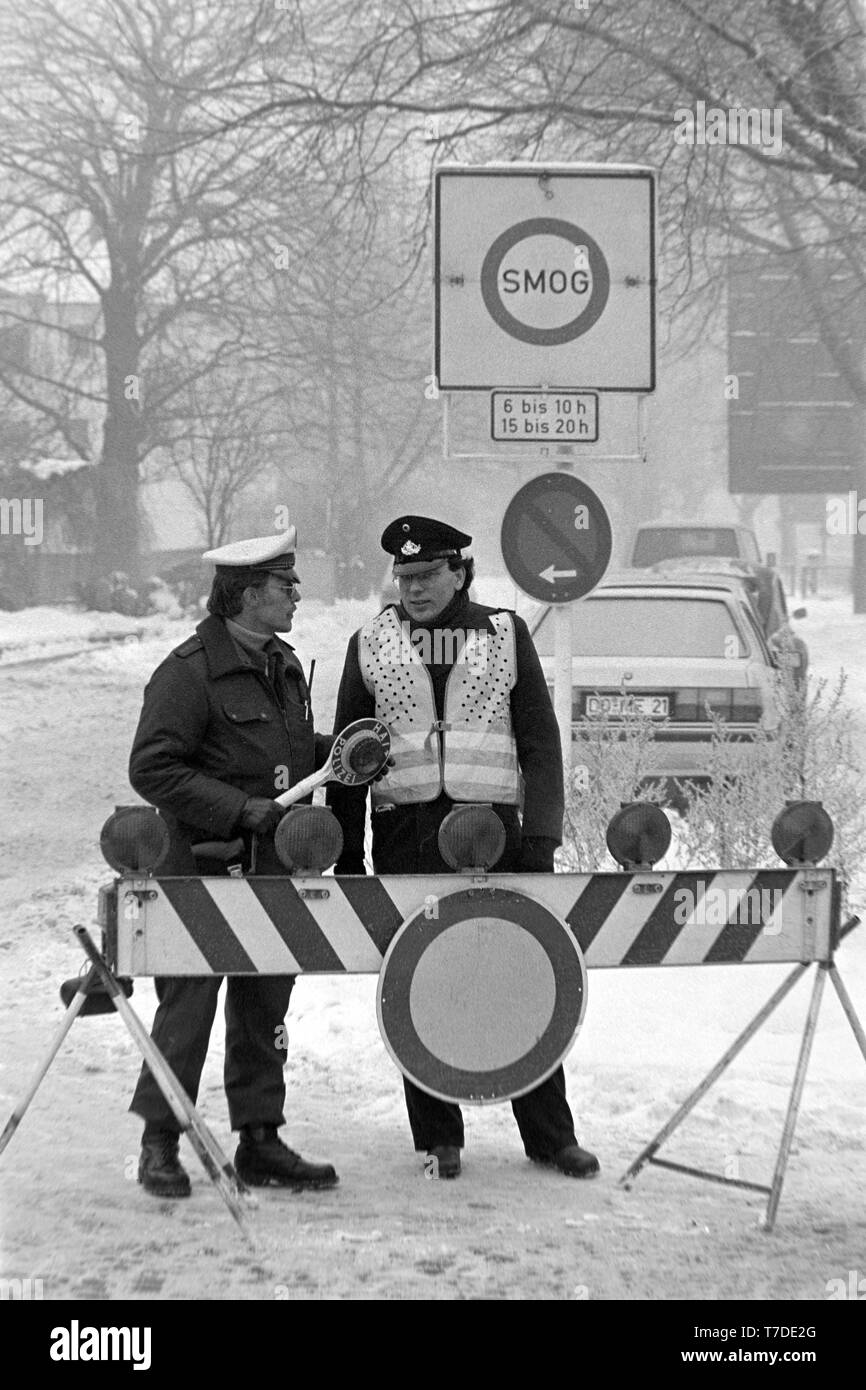 Dortmund, 18. Januar 1985. Smog Alarm im Ruhrgebiet. Straßensperre verbietet die Ausfahrt auf die B 1 in der Innenstadt von Dortmund. In der Bundesrepublik Deutschland zum ersten Mal Smog Alarm der Stufe III genannt wird. Vor allem das westliche Ruhrgebiet ist betroffen. Stufe III der Smog Verordnung verhängt ein absolutes Fahrverbot privaten Autos. - - - Dortmund, 18. Januar 1985. Smog-Alarm im Ruhrgebiet. Schild verbietet die Ausfahrt an der B 1 in der Innenstadt von Dortmund. In der Bundesrepublik wird machen Smog-Alarm der Stufe III ausgerufen. Betroffen ist vor allem das westliche Ruhrgebiet. Mi Stockfoto