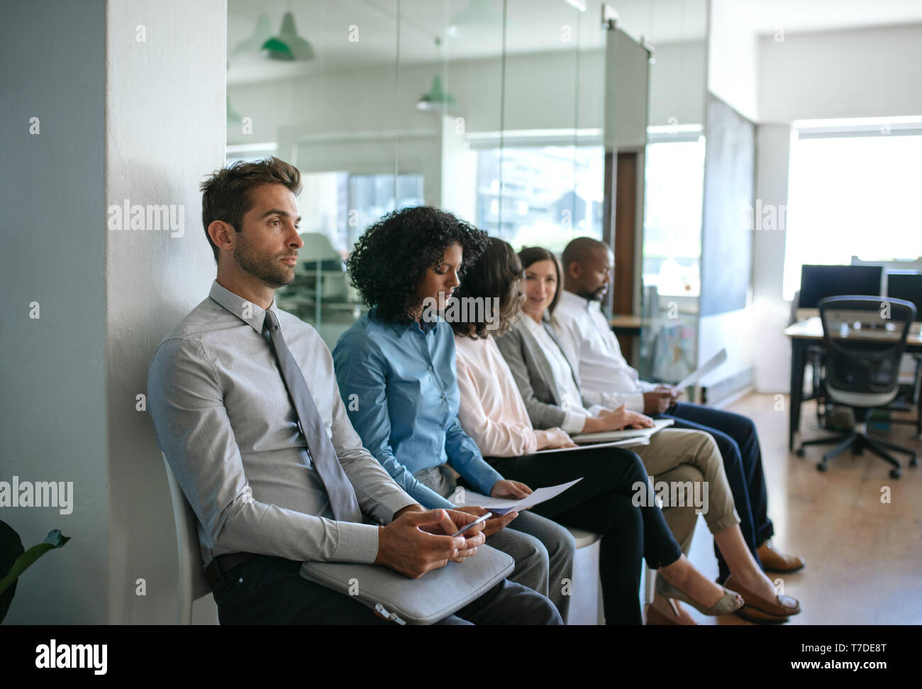Gruppe von verschiedensten Menschen warten auf Interviews in einem Büro Stockfoto