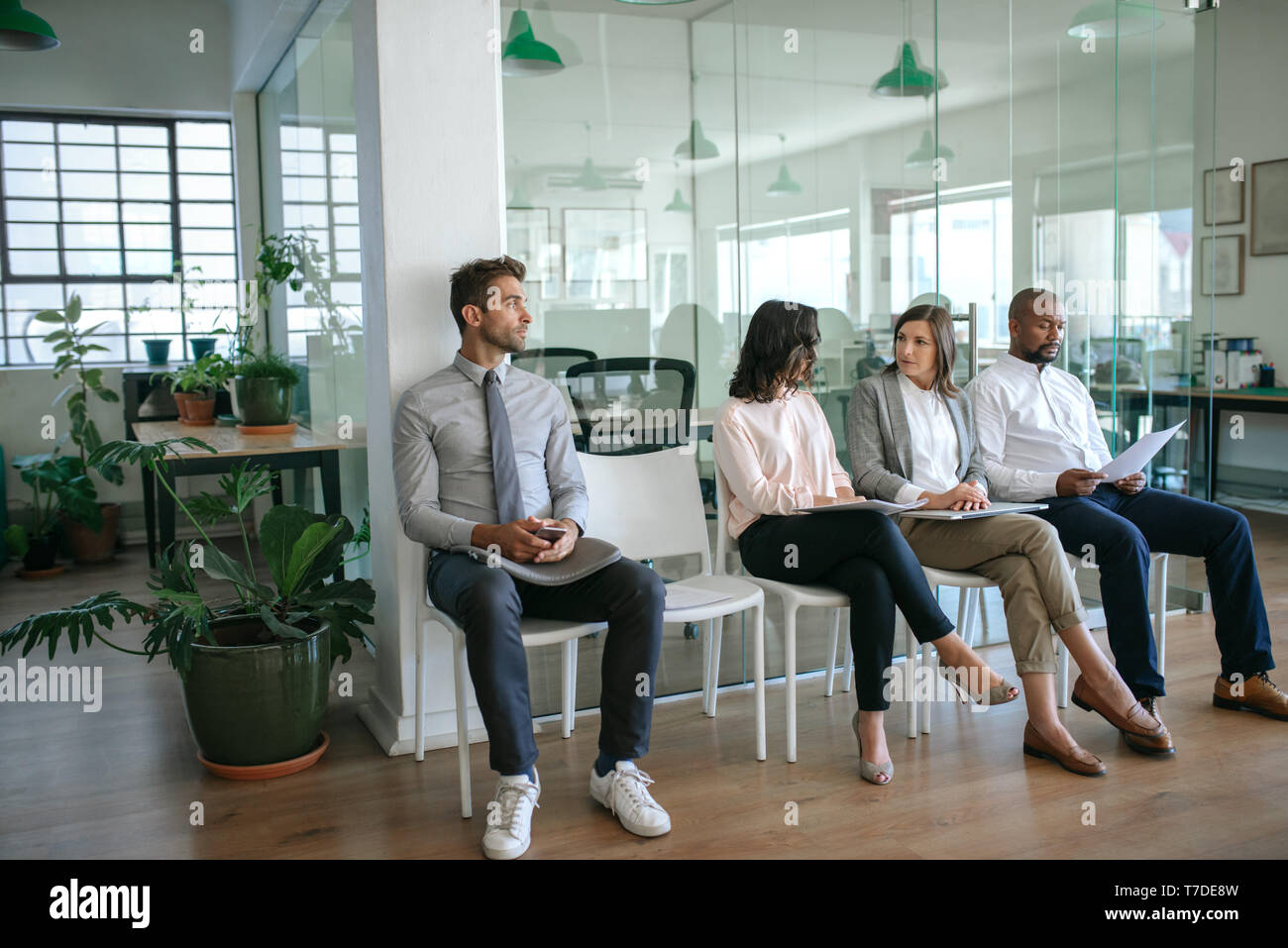 Menschen sitzen zusammen in einem Büro warten auf Interviews Stockfoto