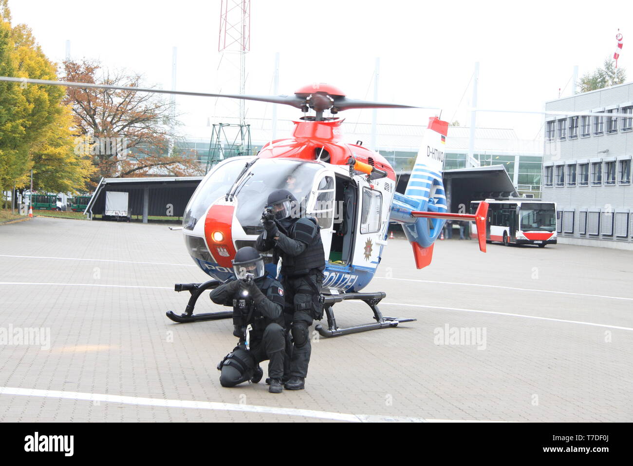 Das sondereinsatzkommando/Mobiles Einsatzkommando der Hamburger Polizei. Elite-Polizisten in voller Montour, auch in vollstaendiger Ausruestung. Stockfoto