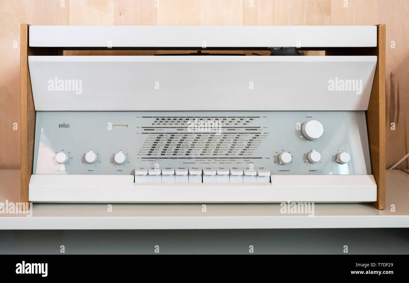 Iconic 20 c Braun frühen weißen Metall- und buche Atelier 1 Radio von Dieter Rams konzipiert Stockfoto