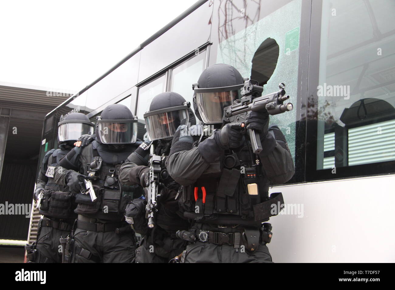 Das sondereinsatzkommando/Mobiles Einsatzkommando der Hamburger Polizei. Elite-Polizisten in voller Montour, auch in vollstaendiger Ausruestung. Stockfoto