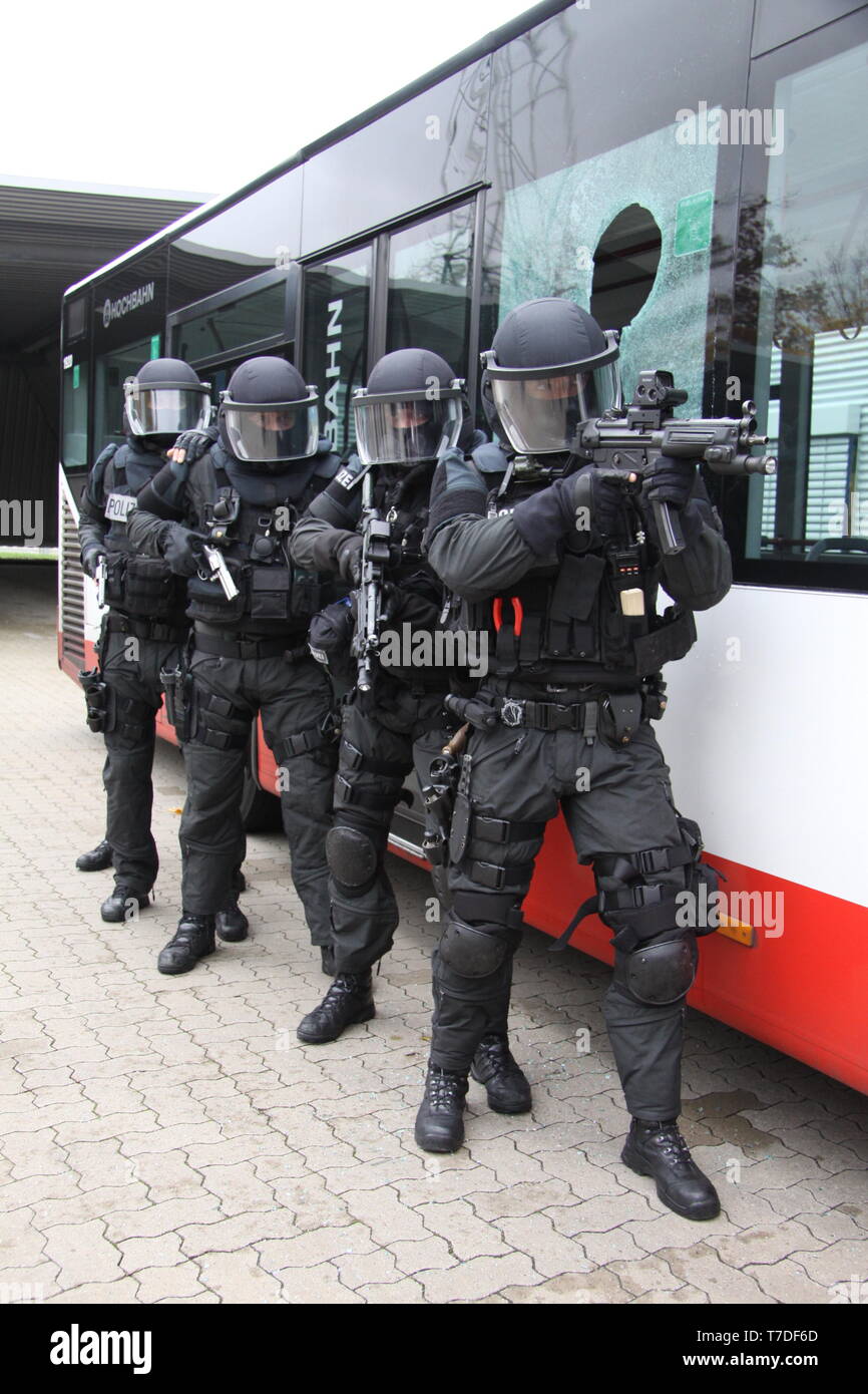 Das sondereinsatzkommando/Mobiles Einsatzkommando der Hamburger Polizei. Elite-Polizisten in voller Montour, auch in vollstaendiger Ausruestung. Stockfoto