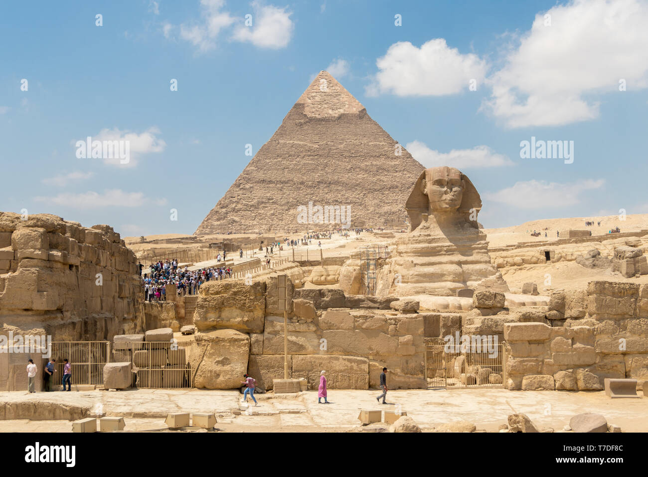 Gizeh, Ägypten - 19. April 2019: Die Pyramide des Khafre und die Große Sphinx von Gizeh Stockfoto