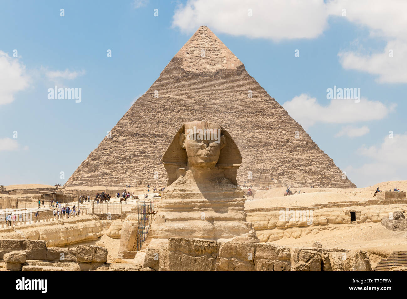 Gizeh, Ägypten - 19. April 2019: Die Pyramide des Chephren und die ...
