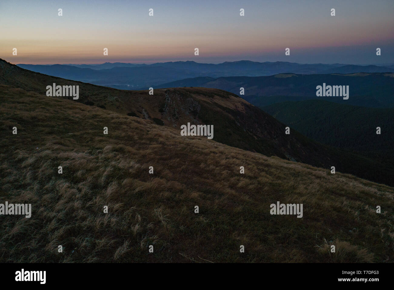 Ein wenig Schnee auf den Bergen Sonnenuntergang - Landschaft der Ukrainischen Karpaten, Chornohora Stockfoto