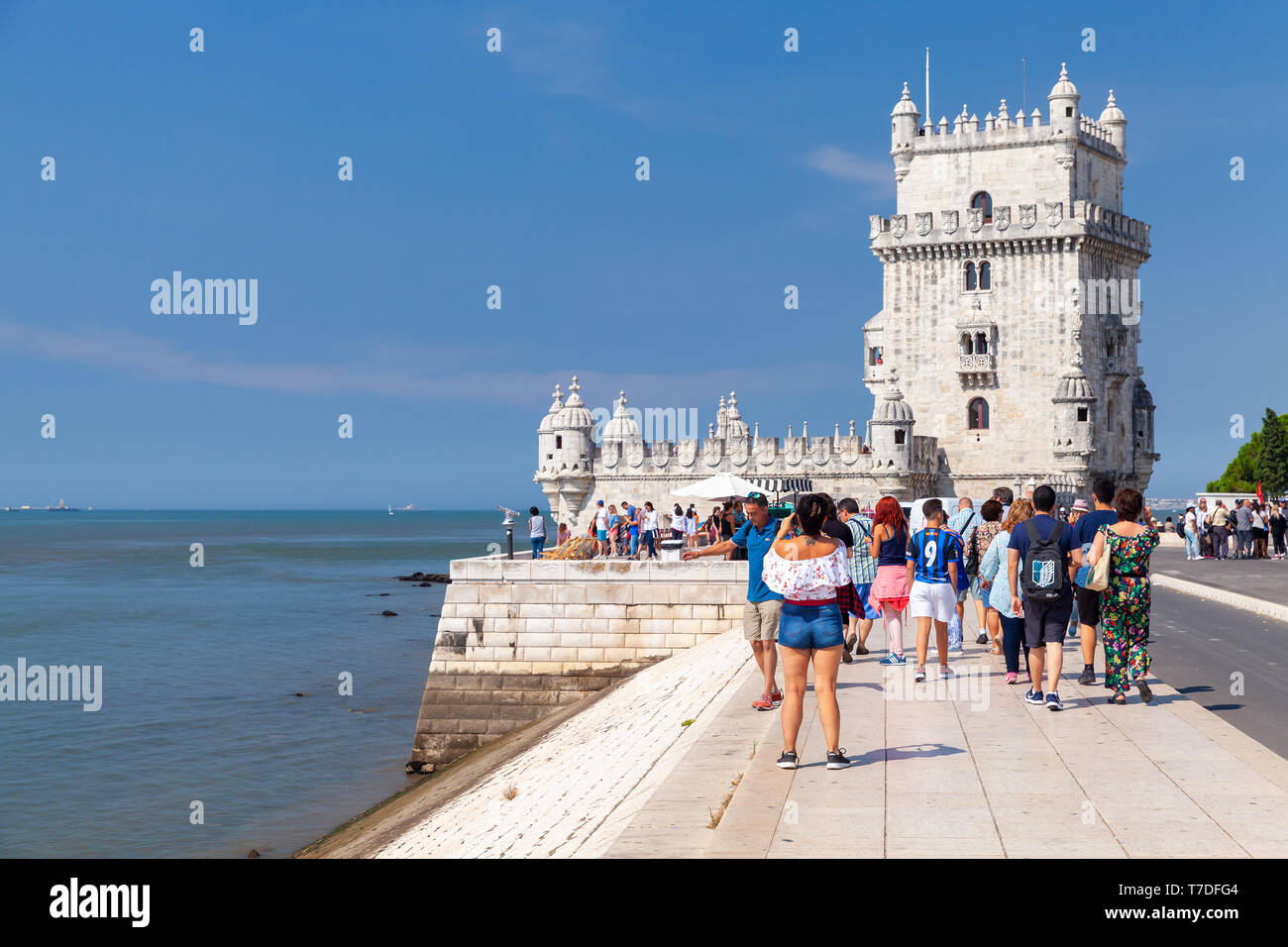 Lissabon, Portugal - 13. August 2017: Touristen zu Fuß in der Nähe von Belem Turm oder den Turm von St. Vincent, einer der beliebtesten touristischen Attraktionen von Lissabon. Stockfoto