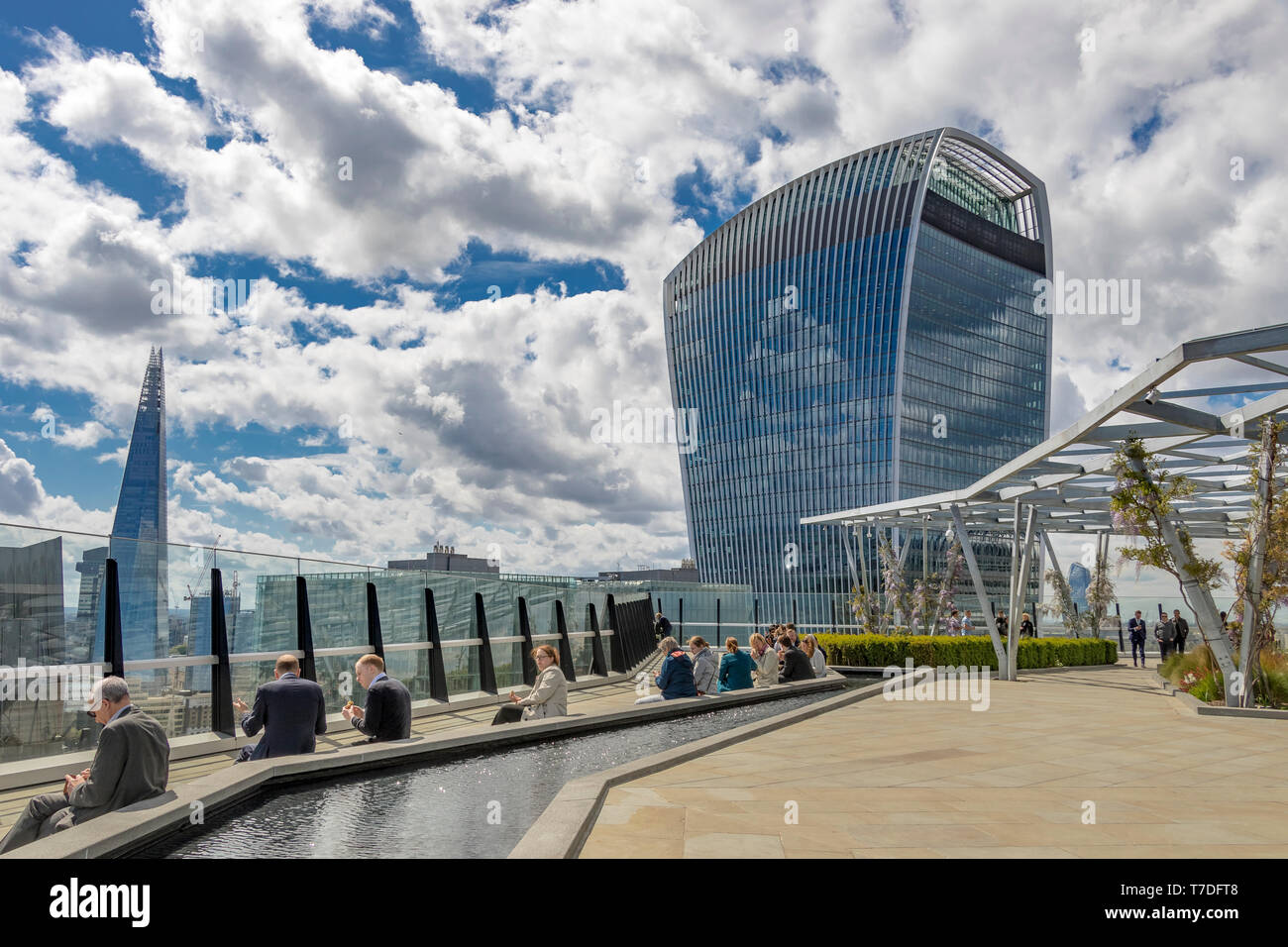 Menschen, die die Sonne im Garden at 120 genießen, einem Dachgarten in der City of London auf dem Dach des Fen Court Bürogebäudes, London, Großbritannien Stockfoto