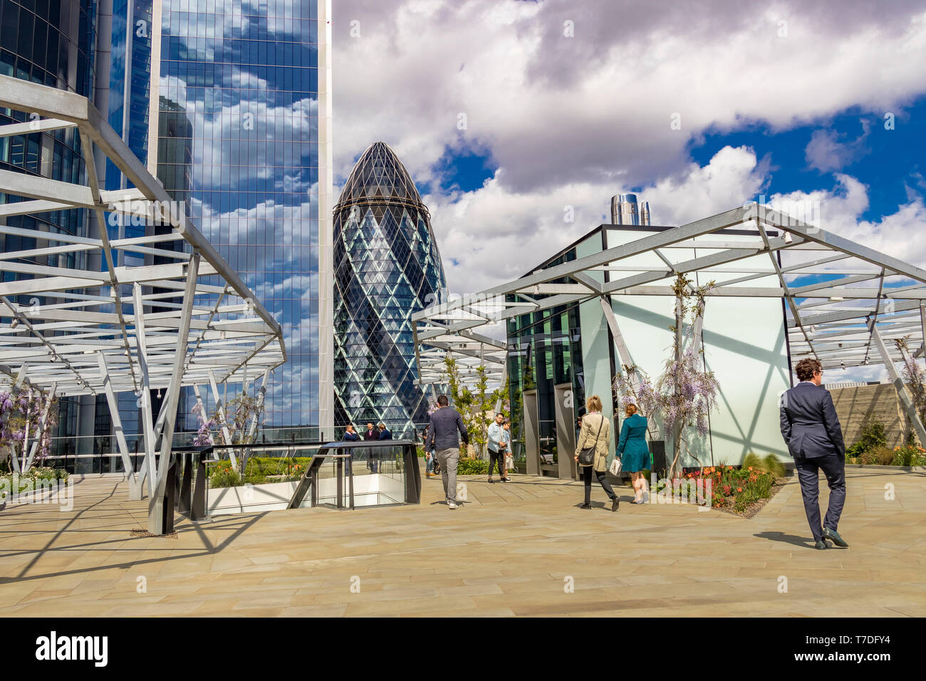 People at the Garden at 120 ,ein Dachgarten in der City of London auf dem Dach des Fen Court Bürogebäudes mit dem Gherkin im Hintergrund, London, Großbritannien Stockfoto