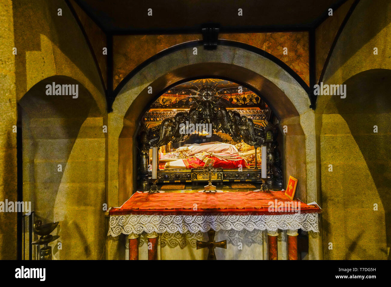 Basilica di Sant'Ambrogio. In der Krypta, drei Heiligen - der heilige Ambrosius, Saint Gervasus und Saint Protasus. Mailand, Lombardei, Italien. Stockfoto