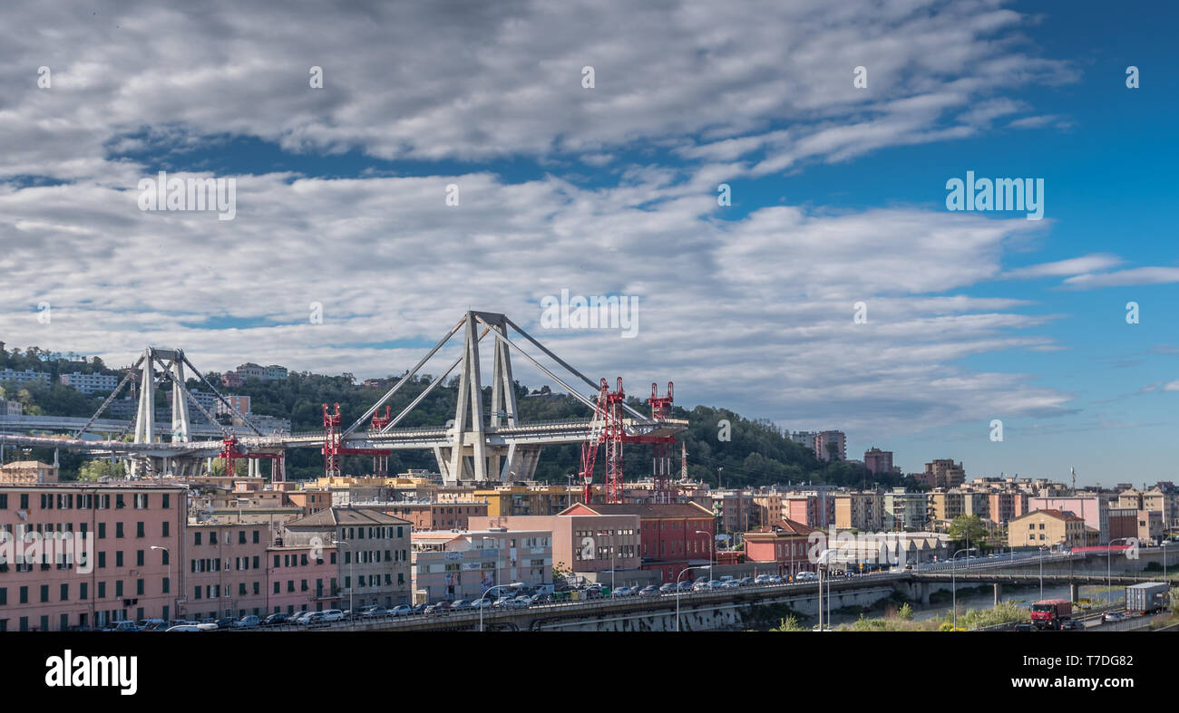 Genua, Genua, Italien: Abrissarbeiten, Demontage arbeiten zu zerlegen, was des teilweise eingestürzten Morandi Brücke links (Polcevera Viadukt) Stockfoto