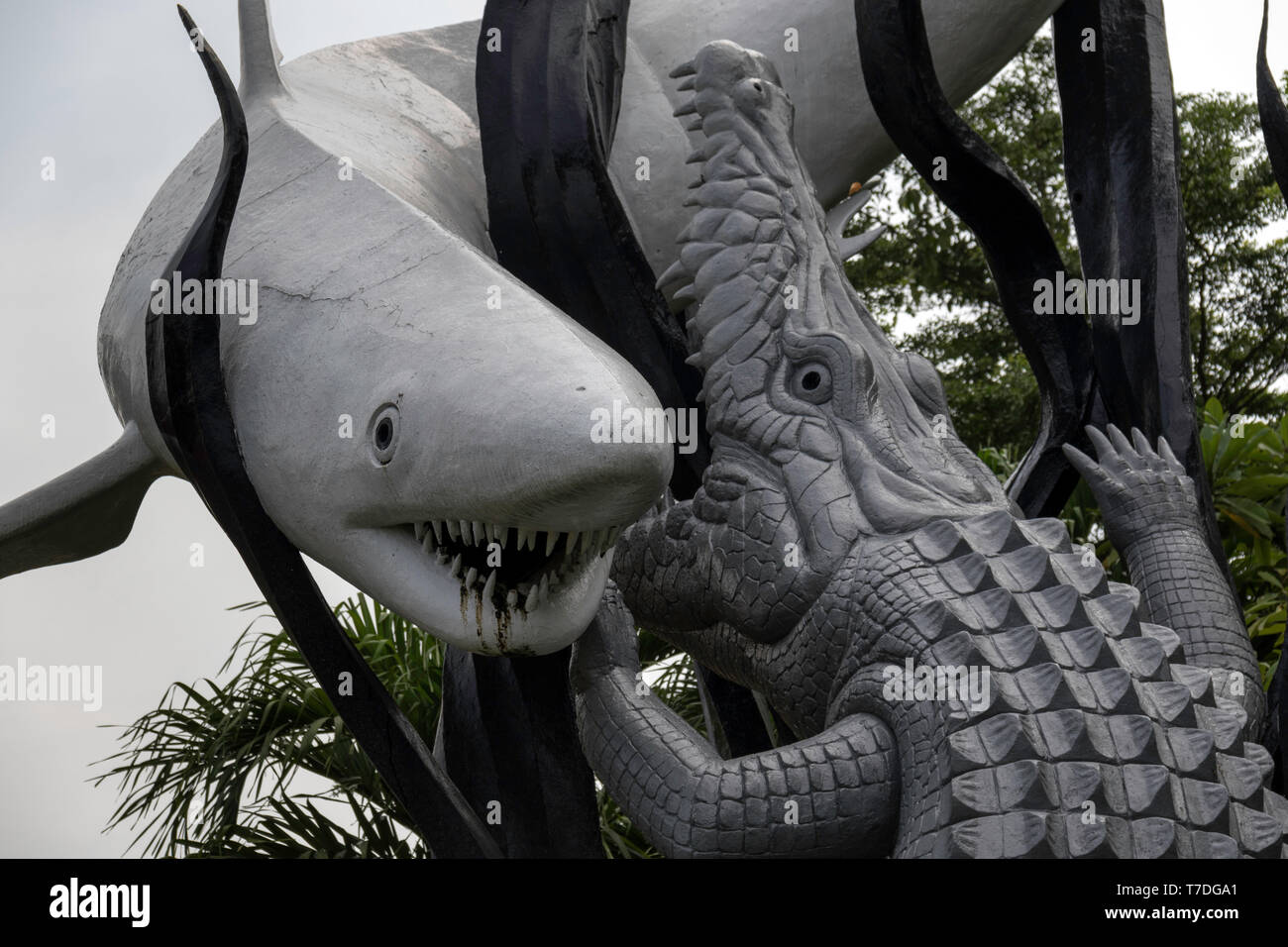 Statue von Hai und ein Krokodil, Sura und Baya, nach der die indische Stadt Surabaya benannt ist Stockfoto