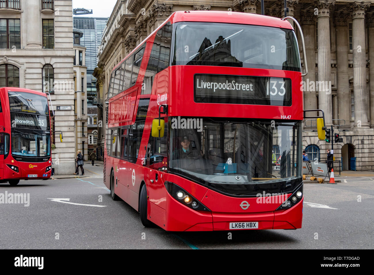Ein roter Londoner Doppeldeckerbus Nr. 133 fährt durch die Bank Junction in der City of London auf dem Weg zur Liverpool Street Station, London, Großbritannien Stockfoto