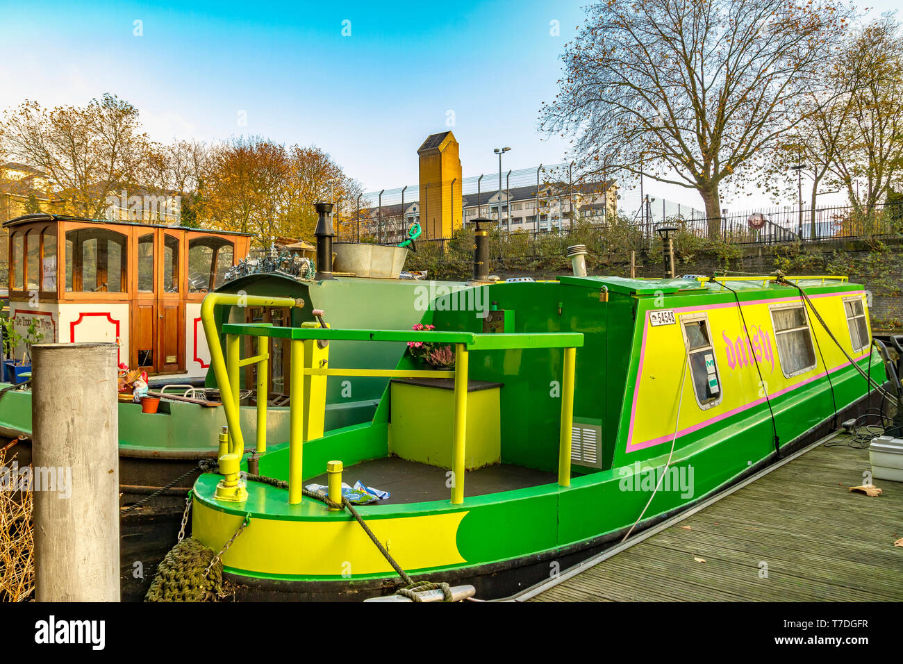 Farbenfrohe, leuchtend grüne schmale Bootstour auf dem Regents Canal in Lisson Grove, London, Großbritannien Stockfoto