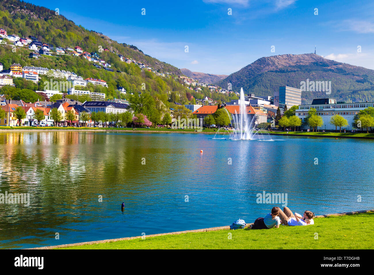 Brunnen in der Mitte von Lille Lungegårdsvannet am Frühling Zeit in Bergen, Norwegen Stockfoto