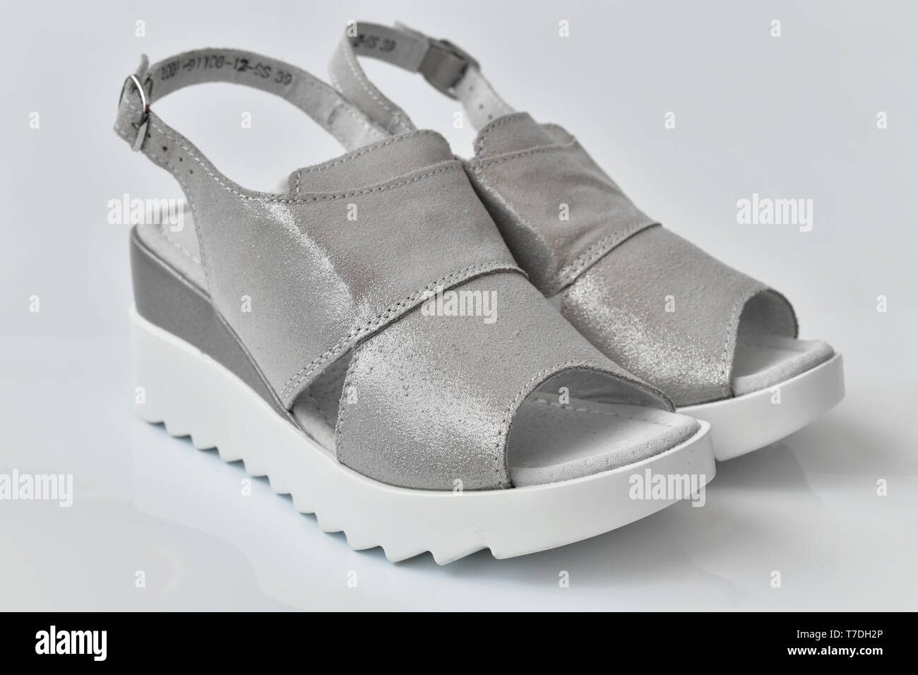Grau Sommer weiblich Sandalen auf weißem Hintergrund Stockfoto