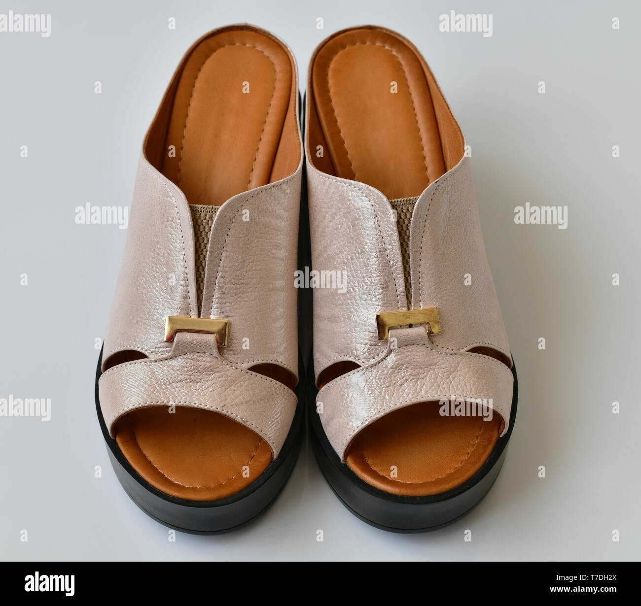 Schöne weibliche Clogs auf weißem Hintergrund Stockfoto