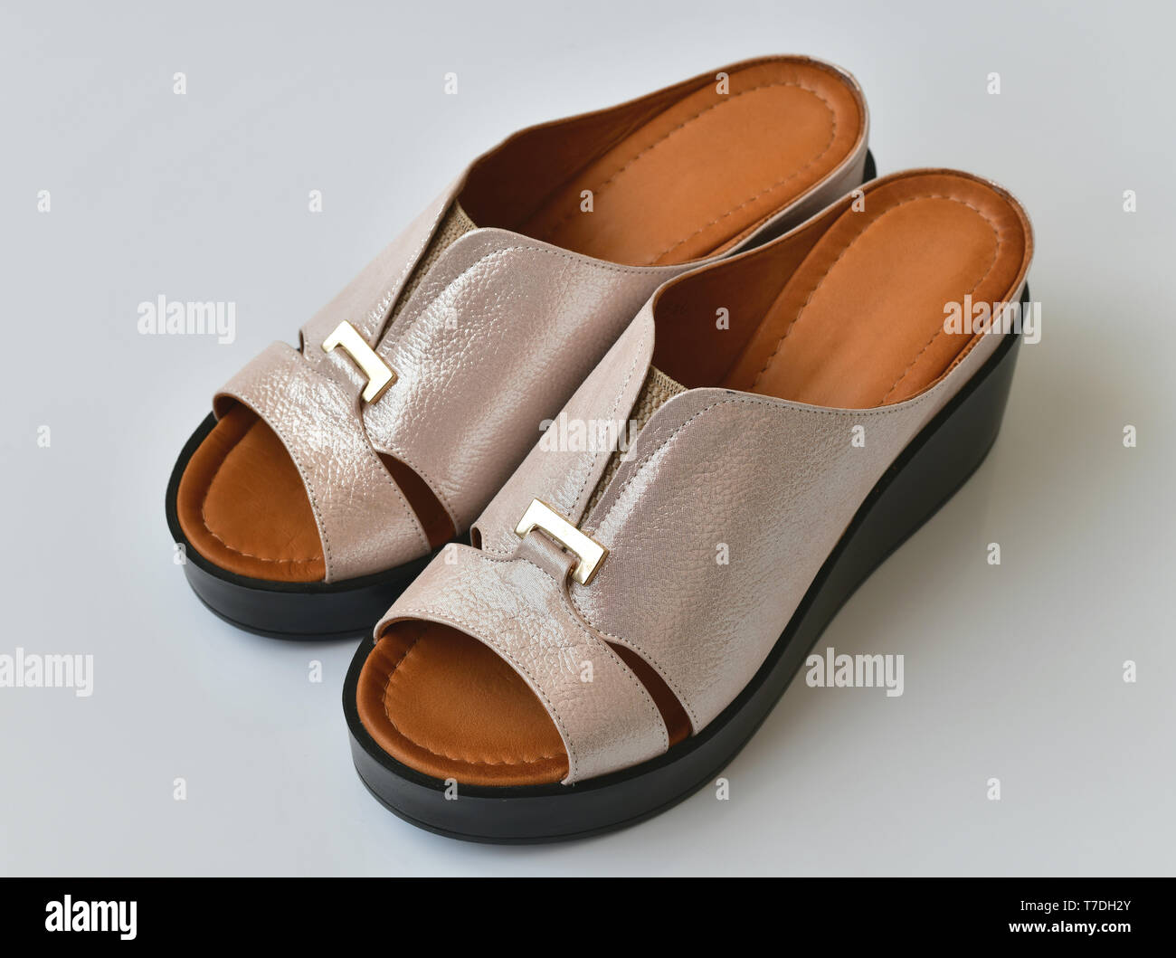 Schöne weibliche Clogs auf weißem Hintergrund Stockfoto