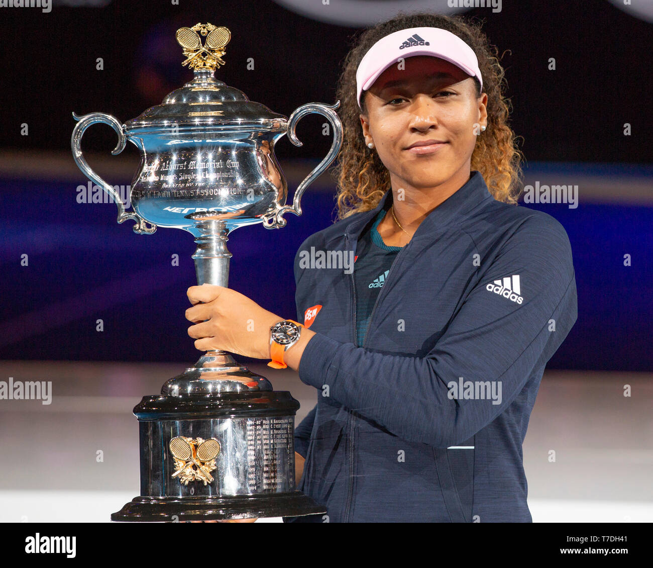 Japanische tennis player Naomi Osaka mit Australan Open Trophy Posieren, Melbourne Park, Melbourne, Victoria, Australien Stockfoto