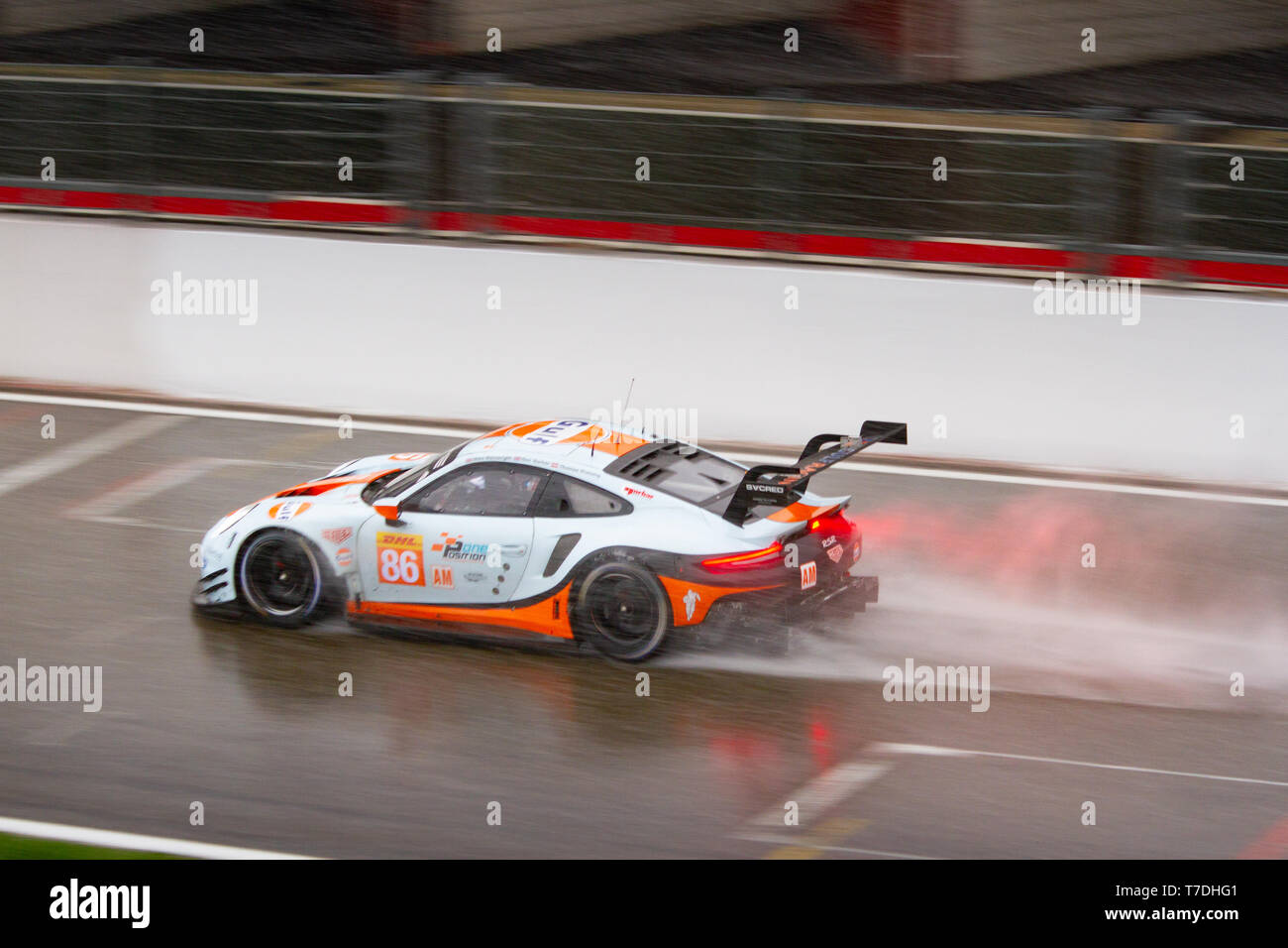 Gulf Racing Porsche Kicks up Spray auf nasser Strecke auf den Ansatz für Raidillon. WEC insgesamt 6 Stunden von Spa-Francorchamps 2019 Stockfoto