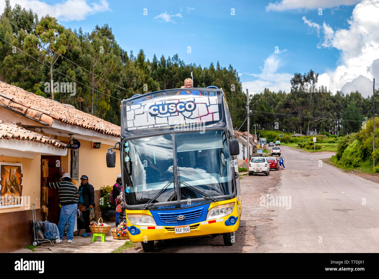 Cusco, Peru - April 3, 2019: City Tour Doppeldecker Sightseeing Bus für die Tour rund um Cusco warten auf Touristen auf der Straße in Cusco, P Stockfoto