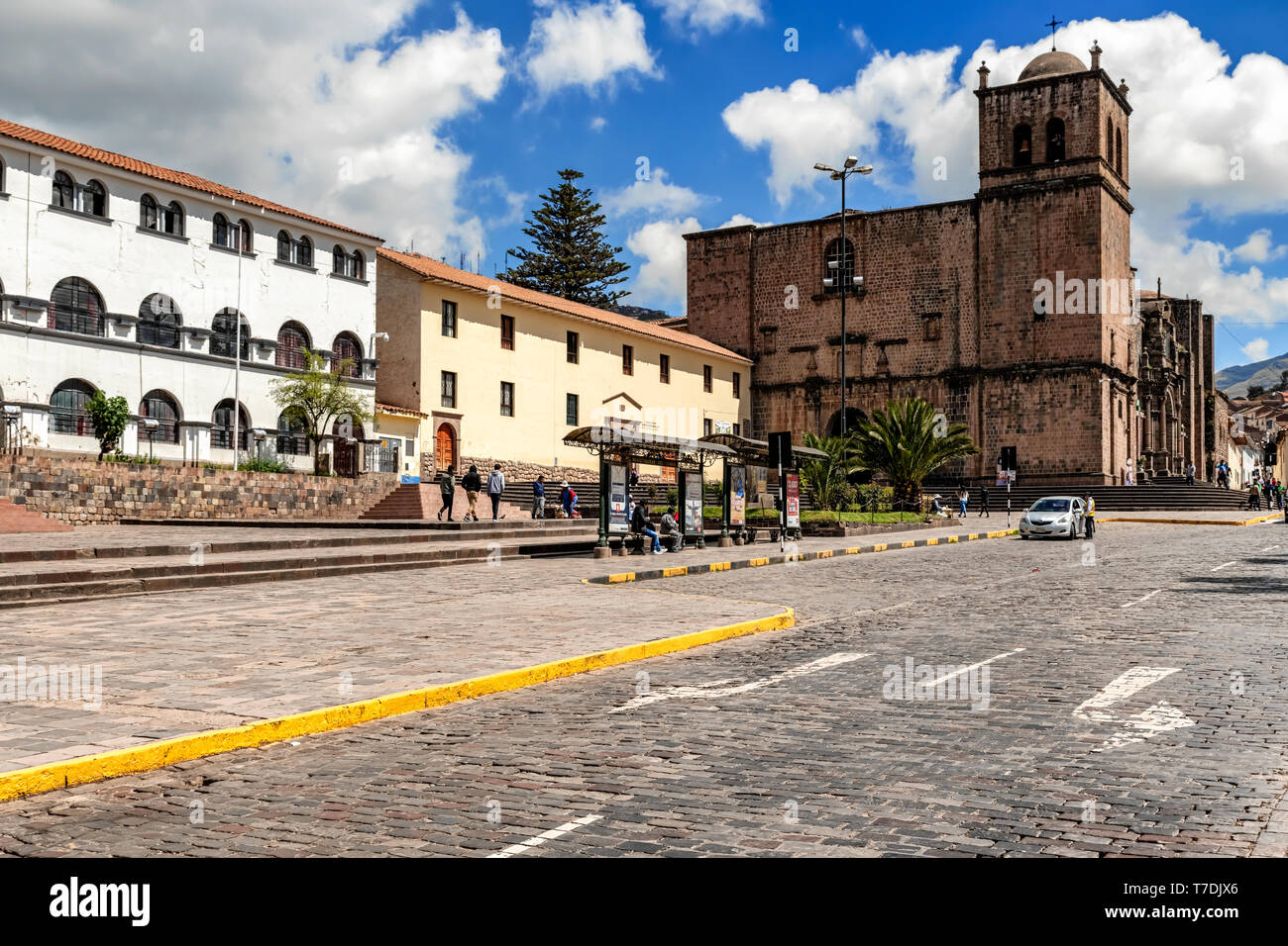 Cusco, Peru - April 9, 2019: Blick auf das Museum von San Francisco Convent und San Francisco de Asís Kirche an der Plaza San Francisco in Cusco entfernt, Pe Stockfoto